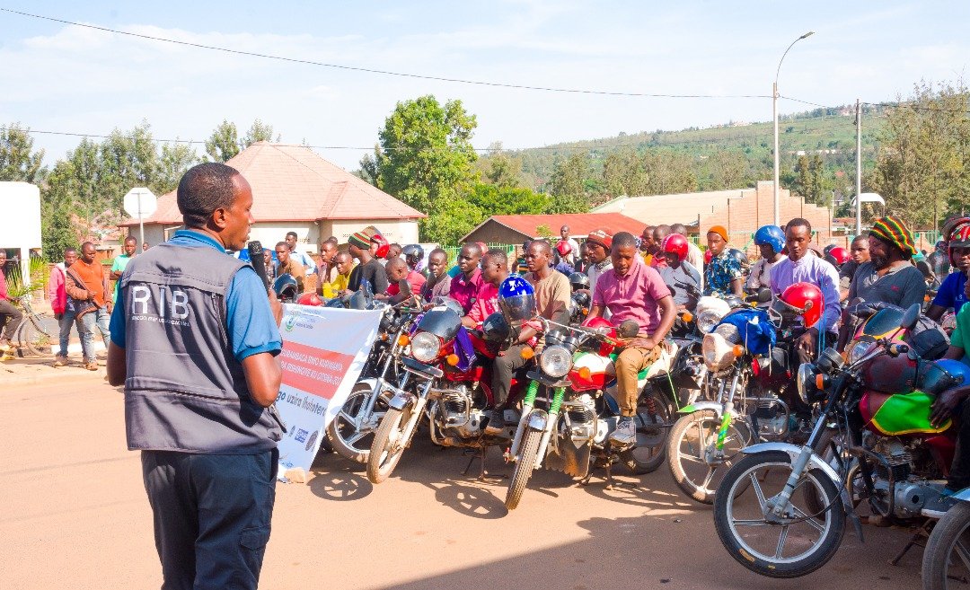 SectorKabarore's tweet photo. Urubyiruko rutwara abantu kuri Moto rwa @SectorKabarore ,
rwahawe ikiganiro ku bukangurambaga bw'iminsi 16 yo kurwanya no gukumira ihohotera rishingiye ku gitsina n'icuruzwa ry'abantu ku nsanganyamatsiko: " Twubake Umuryango uzira ihohotera"
@RwandaEast 
@GatsiboDistrict https://t.co/qE5n11VWwy