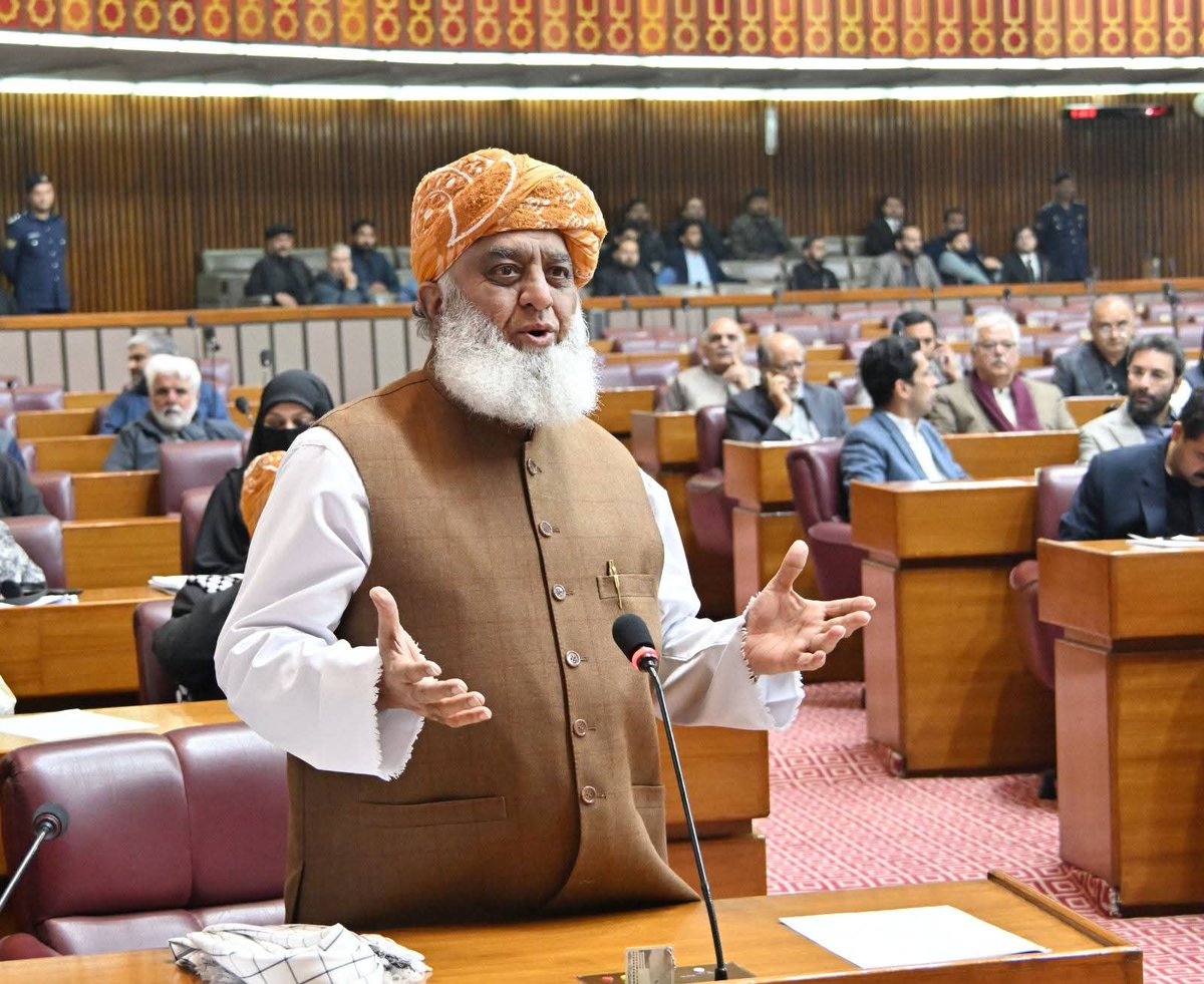 قائدِ محترم نے فلور پر واضح اعلان کیا کہ عقیدۂ ختمِ نبوتؐ پر کوئی سمجھوتہ نہیں ہوگا، نہ آج، نہ کبھی!
یہی وہ جرات ہے جس نے ہمیشہ حق کو سربلند رکھا۔
#محافظ_ختم_نبوت_مولانا