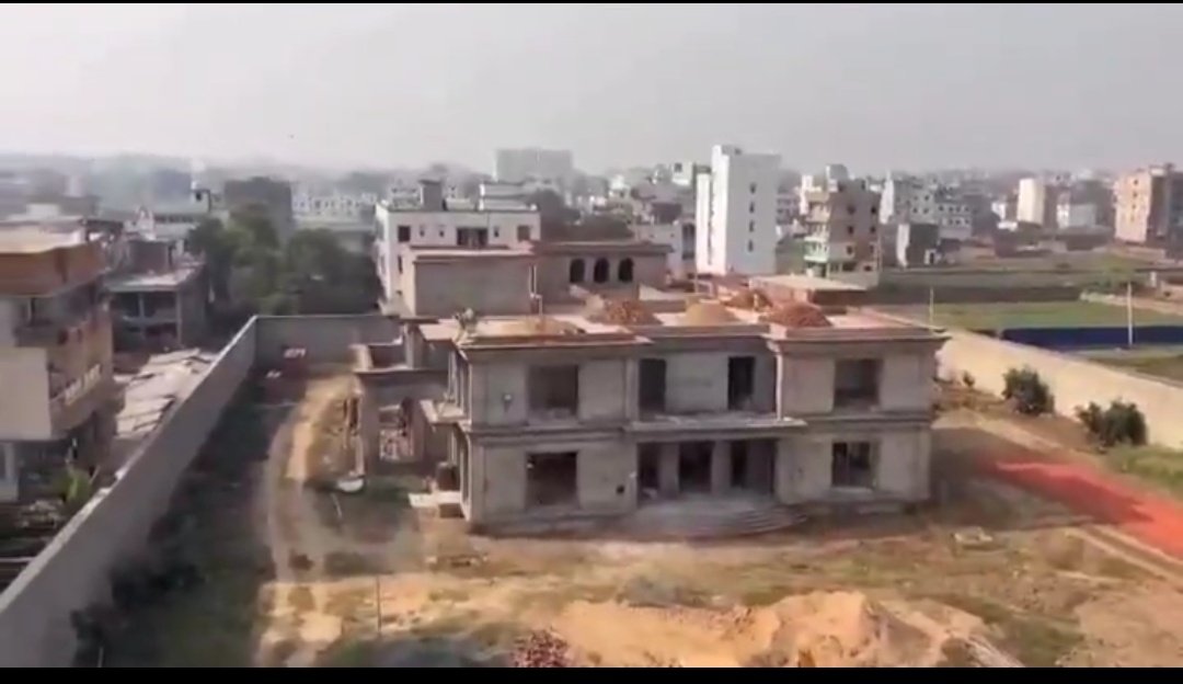 AnilYadavmedia1's tweet image. भाजपा वाला सब अपना पूरा जोर लगाकर लालू प्रसाद यादव के साधारण घर को जबरन आलीशान बताने में जुटे हैं,

जबकि दो - दो पूर्व CM के लिहाज से ये मामूली घर है,
इससे हज़ार गुणा बेहतर कोठी हमारे UP में BJP के ब्लॉक प्रमुख और विधायक लोग का है,
मंत्री, मुख्यमंत्री का तो बात ही छोड़ दो,