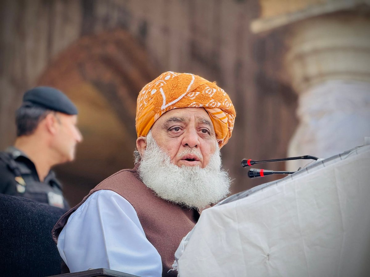 آج پھر اپنے والد کی یاد تازہ کردی 
#محافظ_ختم_نبوت_مولانا