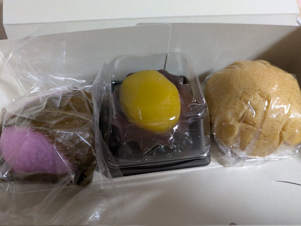 riria084's tweet photo. 最近､噛み合わせでマウスピースを新調✨️
近くの歯医者さん…
隣が､あのイチゴ大福で有名な本店🍓
相方と初めて一緒に登る日に､手土産で渡したイチゴ大福🍓
今回は自分様にお楽しみの詰め合わせ😚
今の所､虫歯無し🦷
こまめにクリーニング通ってたからね。
スポーツや登山は特に歯は大事👍️✨️ https://t.co/ip9KjtmNJn