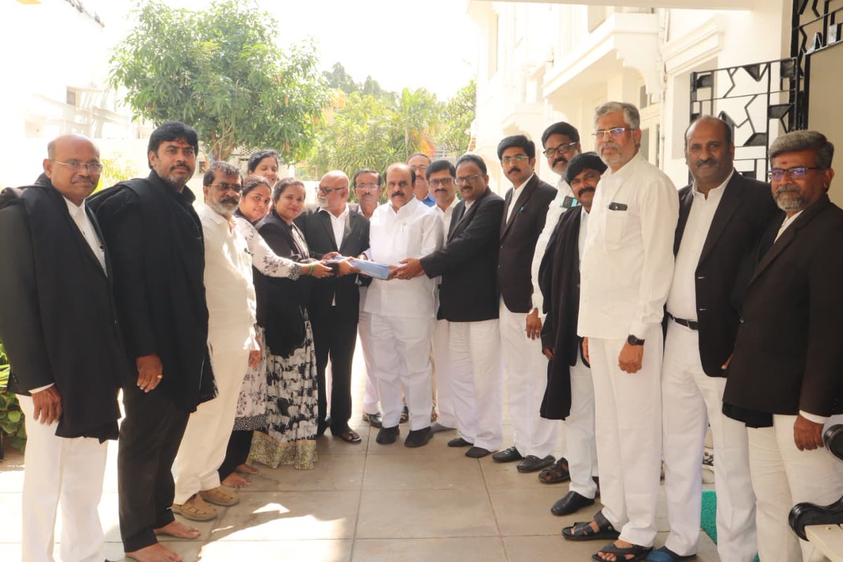 YSRCPLegalCell's tweet image. వైయస్ఆర్ సీపీ అనంతపురం జిల్లా లీగల్ సెల్ ఆధ్వర్యంలో కోటి సంతకాల సేకరణ కార్యక్రమం..ముఖ్య అతిథిగా పాల్గొన్న వైయస్ఆర్ సీపీ జిల్లా అధ్యక్షులు అనంత వెంకట్రామిరెడ్డి గారు 

ప్రభుత్వ మెడికల్ కాలేజీలను  ప్రైవేట్ పరం చేస్తూ కూటమి ప్రభుత్వం జారీ చేసిన జీవోను రద్దుకు అనంతపురం జిల్లా…