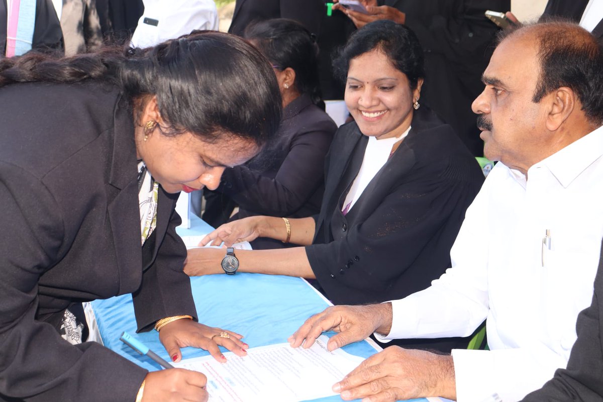 YSRCPLegalCell's tweet image. వైయస్ఆర్ సీపీ అనంతపురం జిల్లా లీగల్ సెల్ ఆధ్వర్యంలో కోటి సంతకాల సేకరణ కార్యక్రమం..ముఖ్య అతిథిగా పాల్గొన్న వైయస్ఆర్ సీపీ జిల్లా అధ్యక్షులు అనంత వెంకట్రామిరెడ్డి గారు 

ప్రభుత్వ మెడికల్ కాలేజీలను  ప్రైవేట్ పరం చేస్తూ కూటమి ప్రభుత్వం జారీ చేసిన జీవోను రద్దుకు అనంతపురం జిల్లా…