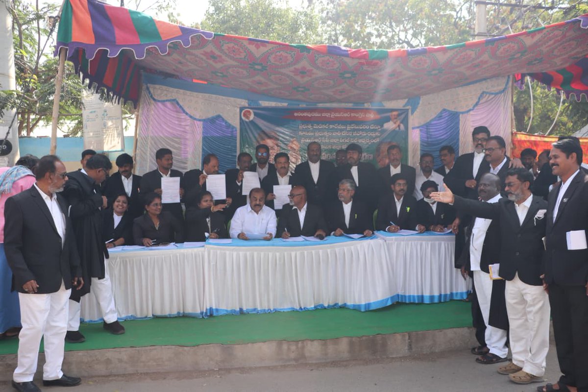 YSRCPLegalCell's tweet image. వైయస్ఆర్ సీపీ అనంతపురం జిల్లా లీగల్ సెల్ ఆధ్వర్యంలో కోటి సంతకాల సేకరణ కార్యక్రమం..ముఖ్య అతిథిగా పాల్గొన్న వైయస్ఆర్ సీపీ జిల్లా అధ్యక్షులు అనంత వెంకట్రామిరెడ్డి గారు 

ప్రభుత్వ మెడికల్ కాలేజీలను  ప్రైవేట్ పరం చేస్తూ కూటమి ప్రభుత్వం జారీ చేసిన జీవోను రద్దుకు అనంతపురం జిల్లా…