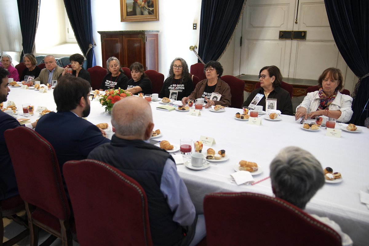 GabrielBoric's tweet photo. Trabajar por llegar a la verdad de lo ocurrido, buscar justicia, mantener viva la memoria y otorgar un trato digno, han sido los ejes de nuestra labor junto a familiares de víctimas de la dictadura en nuestro Gobierno. Esta mañana junto al ministro de Justicia, Jaime Gajardo, y la subsecretaria de Derechos Humanos, Daniela Quintanilla, recibimos en el Palacio de La Moneda a la Agrupación de Familiares de Ejecutados Políticos, con quienes abordamos los avances y tareas pendientes del Plan Nacional de Búsqueda, que por primera vez de forma permanente trabajará por conocer el paradero de sus seres queridos, una tarea que sí o sí debemos realizar junto a quienes tanto han luchado estos años.