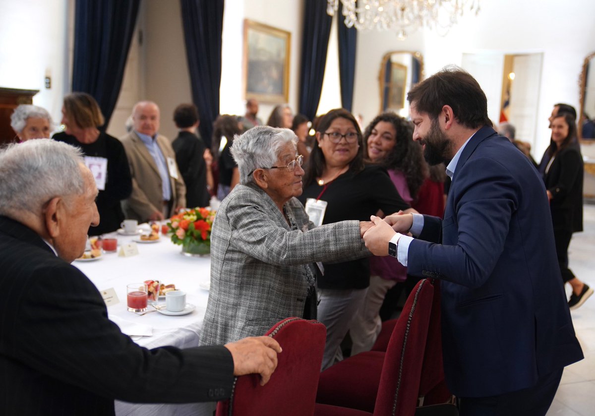 GabrielBoric's tweet photo. Trabajar por llegar a la verdad de lo ocurrido, buscar justicia, mantener viva la memoria y otorgar un trato digno, han sido los ejes de nuestra labor junto a familiares de víctimas de la dictadura en nuestro Gobierno. Esta mañana junto al ministro de Justicia, Jaime Gajardo, y la subsecretaria de Derechos Humanos, Daniela Quintanilla, recibimos en el Palacio de La Moneda a la Agrupación de Familiares de Ejecutados Políticos, con quienes abordamos los avances y tareas pendientes del Plan Nacional de Búsqueda, que por primera vez de forma permanente trabajará por conocer el paradero de sus seres queridos, una tarea que sí o sí debemos realizar junto a quienes tanto han luchado estos años.