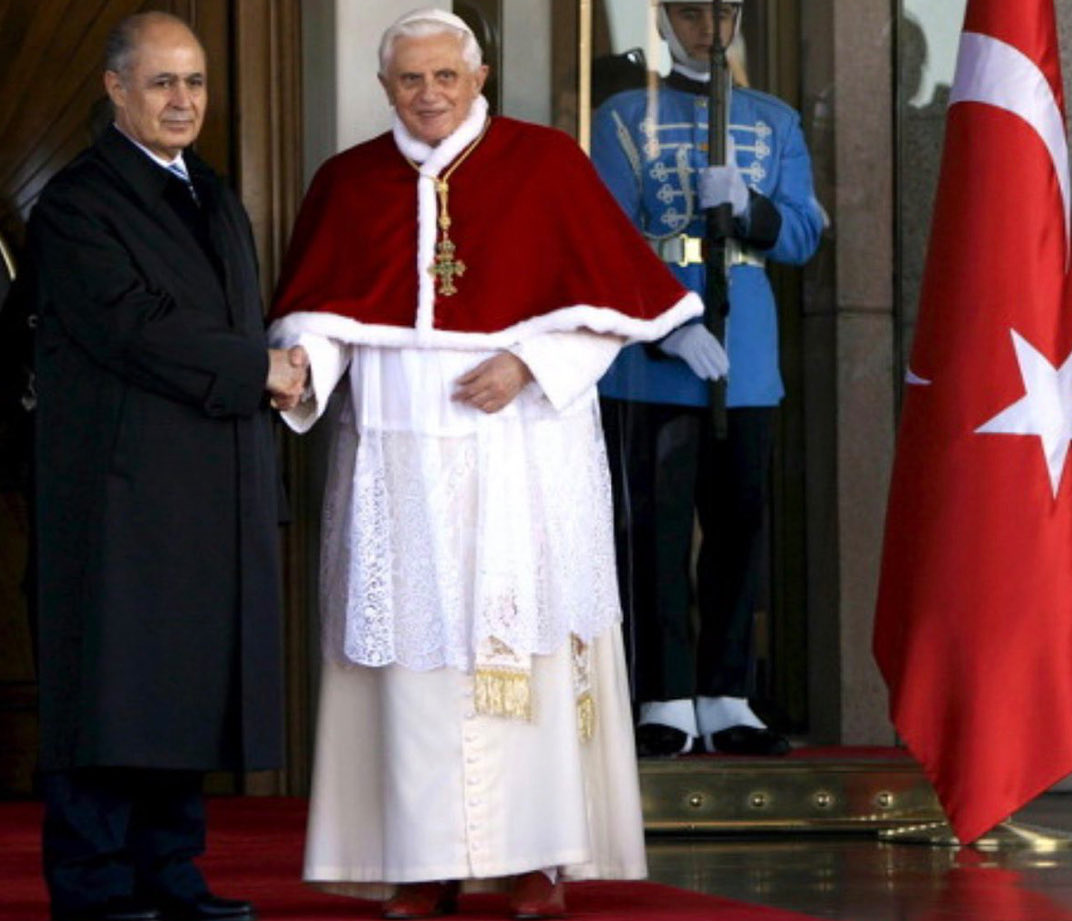 Feride İYİ parti milletvekiliymiş. Bu tip, yasa koyucu olarak meclise seçilmiş.

Feride'nin zort hayal dünyasında, Ahmet Sezer'in "dini kıyafetle Türkiye'ye gelmesine izin vermediği papa Bendiktüs'ün"  2006'da Türkiye ziyareti resimleri aşağıda👇🤣

Yanlış anlamayın. Bu dini