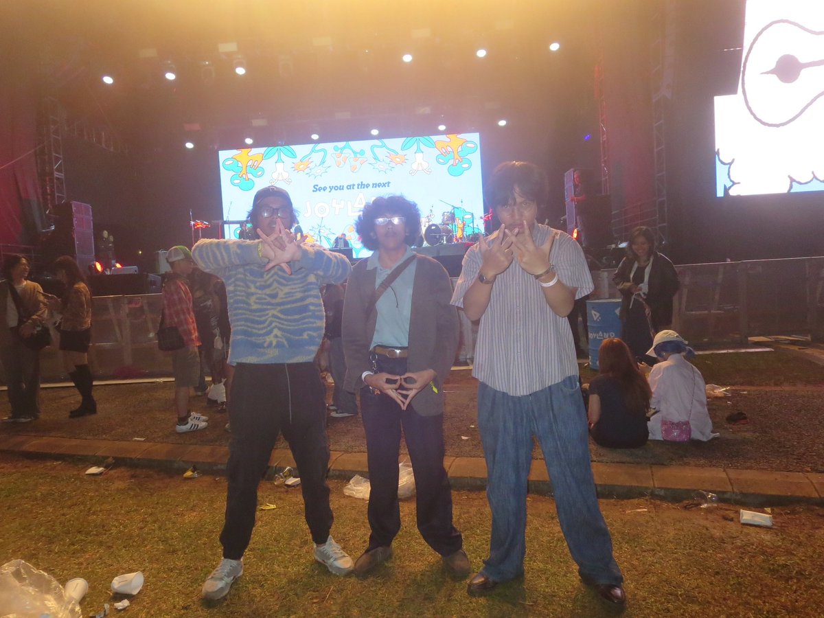 Cigarexee's tweet photo. #atasatap #holycornball #cornyyy https://t.co/ERjTRr0mWS