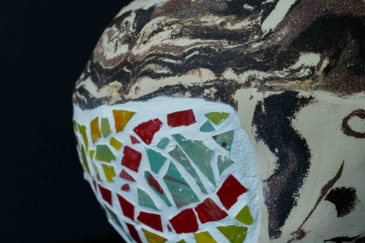 El barro explica historias.

Esta jarra trae una nueva.

Y empieza aquí, en el <a href="/IBE_Barcelona/">Institute of Evolutionary Biology (IBE)</a>.

🧩 Descúbrela en los próximos días con motivo de la campaña por el 3 de diciembre, Día Internacional de las Personas con Discapacidad.