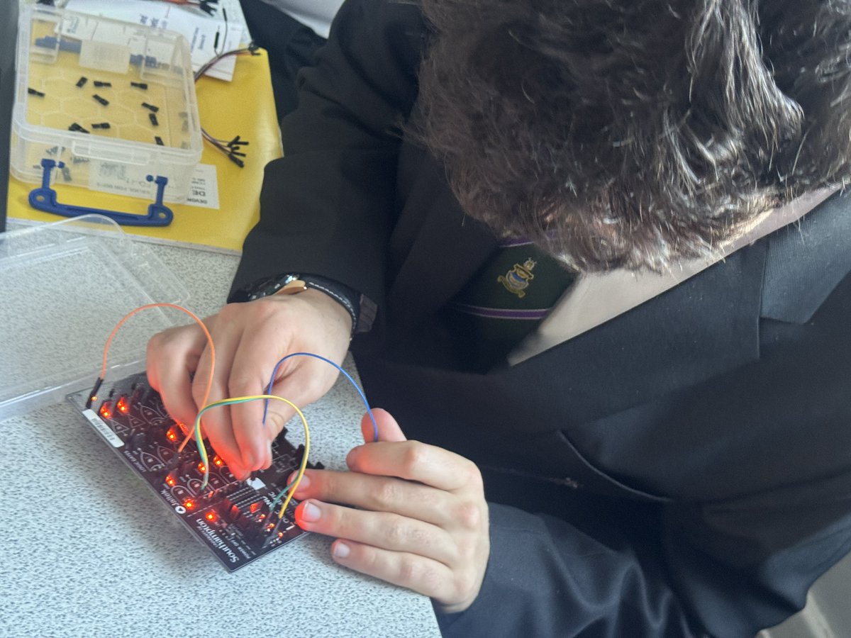 DHSB_MrScott's tweet image. Year 13 are using the logic and arithmetic kits from @unisouthampton @theUKESF to explore logic problems, Karnaugh maps and D-type flip-flops in Computer Science this afternoon #ALevelComputerScience #H446 💻 → #ComputerScience @dhsboys