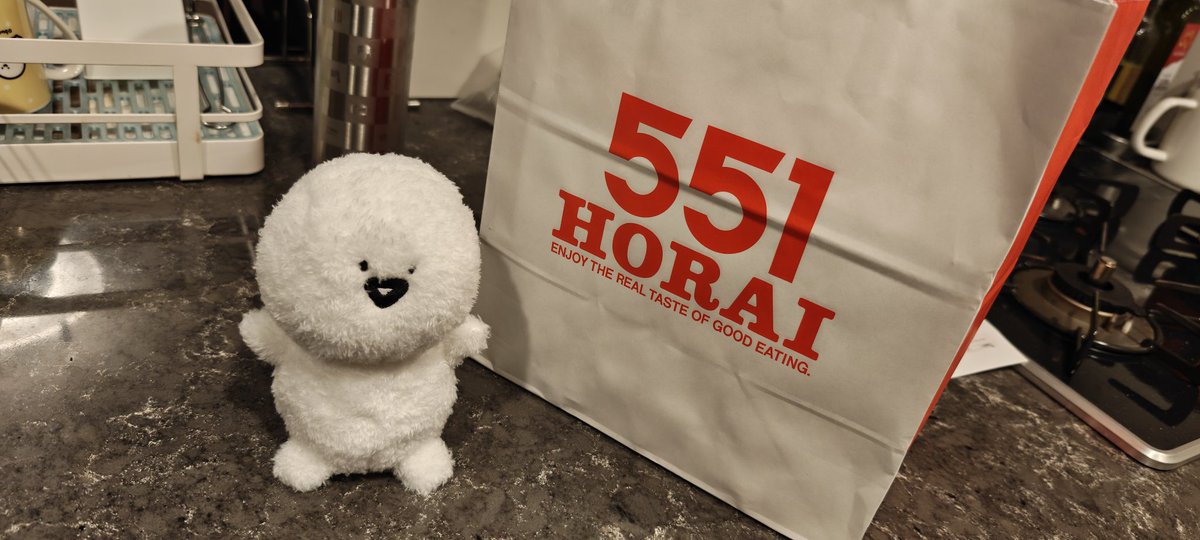 backattack9's tweet photo. ローソンコラボスタンプにもあったけど、肉まん美味しいよね✨
(551の場合、正しくは豚まん🐷) https://t.co/lXlQKWO4rF