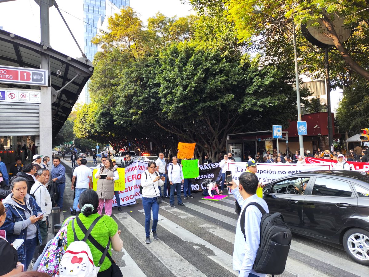 PublimetroMX's tweet photo. ⚠️ #ReporteVial ⚠️

Toma precauciones si vas por Insurgentes Sur, manifestantes bloquean la vialidad

#AlertaVial 

🎥 Marisol Argumedo //#PublimetroMX https://t.co/fRuXKwltSr