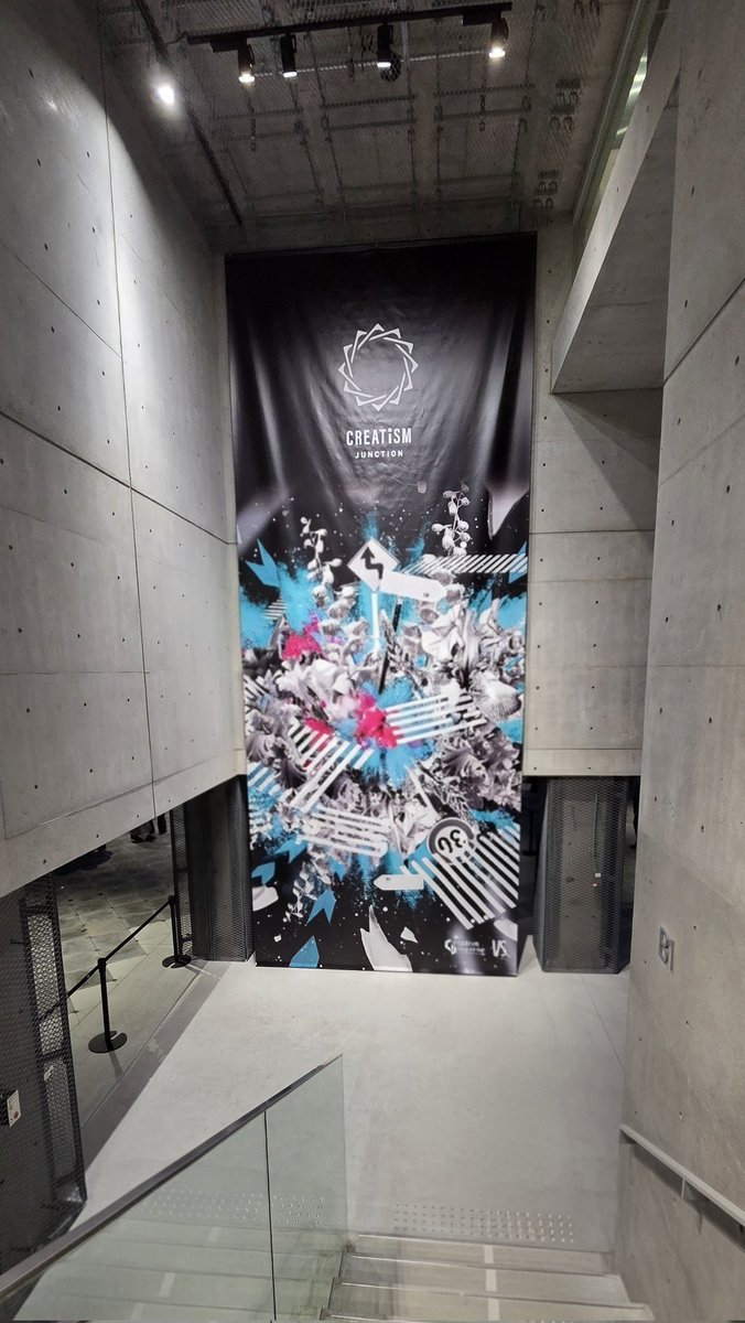 Rabiri_n's tweet photo. Creatism Junctionに参加しました！
招待制でありながら全国から620人ものクリエイターが集まり、会場の熱気は圧巻でした！🔥

世界的モーションデザイナー・佐藤隆之さんが手がけた映像を、壁一面がモニターになった空間で体験でき、これまでにない没入感に息をのむほど魅了されました…！✨ https://t.co/0bQGRgzPAt