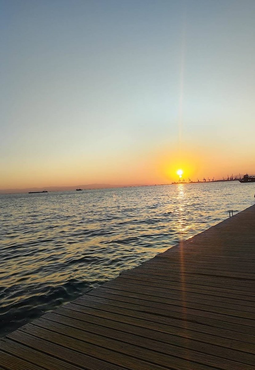 Δύει μελαγχολικά πρόλαβα να τον δω και σήμερα να ανατέλλει.. αυτή και αν είναι τύχη.