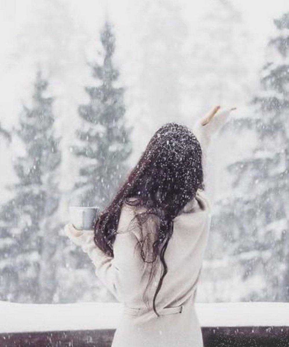 Ulduz tək üstümə səpələn, ey qar,
Geyindir əynimə ağappaq donu.
Sənin ki, bu qədər təmizliyin var,
Bağışlamaq olar soyuqluğunu.
Ulduz tək üstümə səpələn, ey qar.
Belə təmizliklə isinmək olar.

🪶 Musa Yaqub