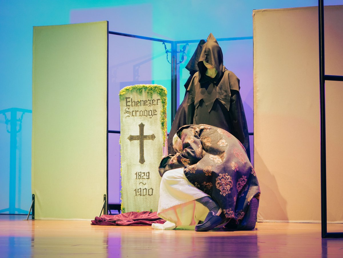 La Compañía de Teatro de la #UDA estrenó el clásico de #Navidad de Charles #Dickens, que nos recuerda el valor de la empatía y la transformación.

📸 Galería completa en: t.ly/u80h5

#VinculaciónUDA #TeatroUDA #UniversidadDelAzuay