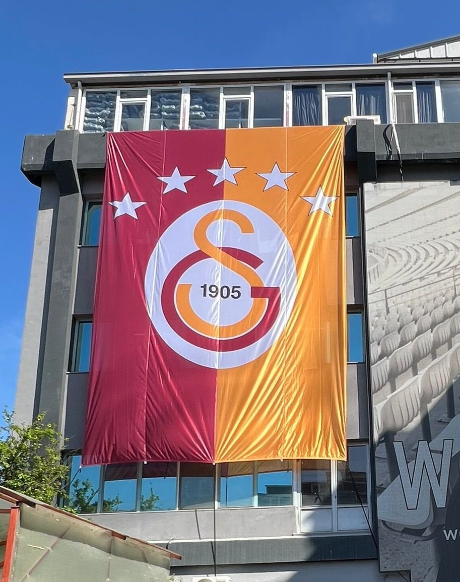 Ne kadar iğrenç bir logo amk yumurtanın üstüne gs 1905 yazmışlar