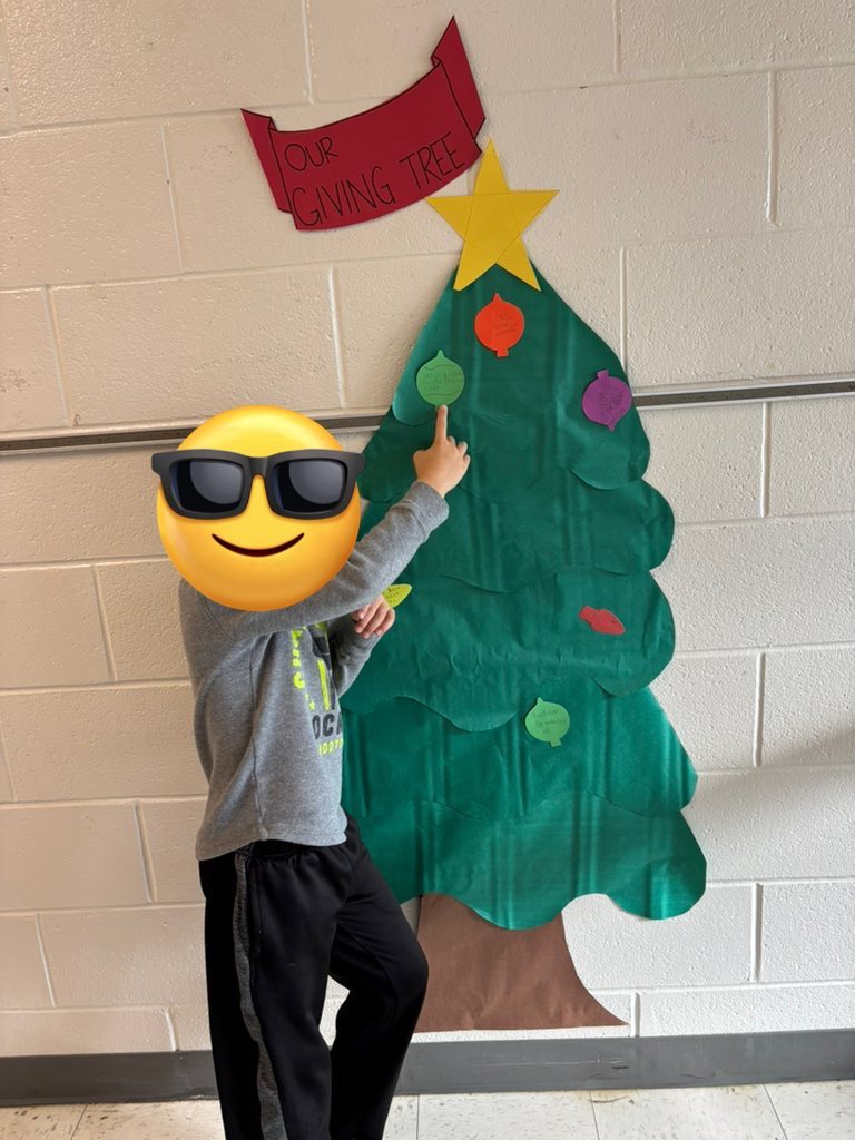 MrsHayesfam's tweet image. Thx sis!  We love celebrate Monday &amp;amp; honoring a different staff member each week ❤️
Also started our giving tree where kids earn ornament by spreading kindness at home, school or in community ❤️💚
Happy December all🎄🎅🏻
