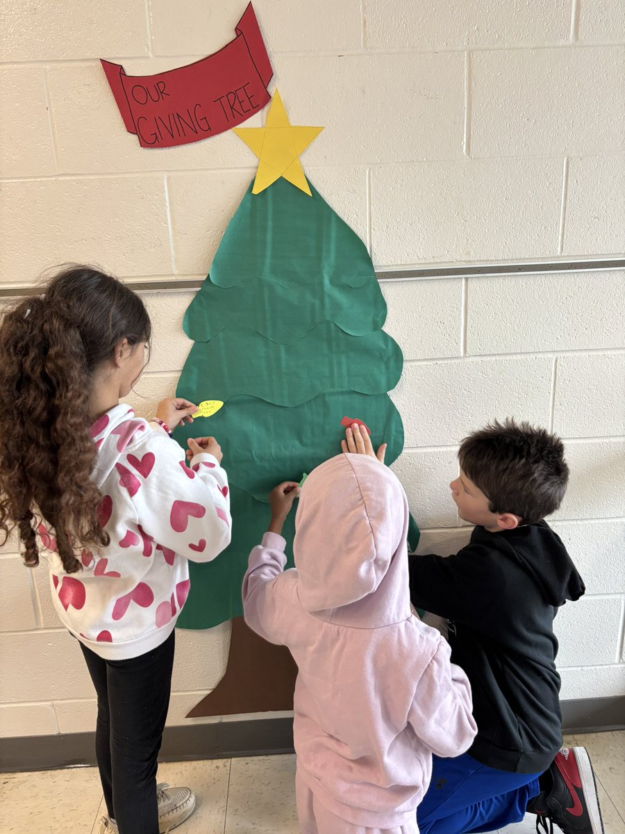 MrsHayesfam's tweet image. Thx sis!  We love celebrate Monday &amp;amp; honoring a different staff member each week ❤️
Also started our giving tree where kids earn ornament by spreading kindness at home, school or in community ❤️💚
Happy December all🎄🎅🏻