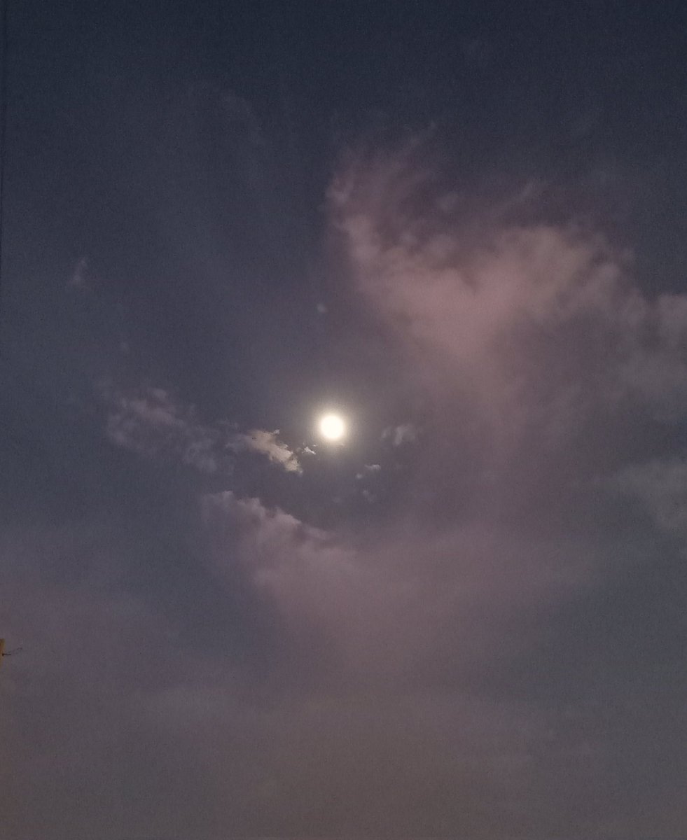 _AT_2002_'s tweet image. كلما نظرتُ إلى السماء زاد يقيني بقربك يا الله،
وكلما نظرتُ إلى الأرض زاد اشتياقي إليك وذعري منها.