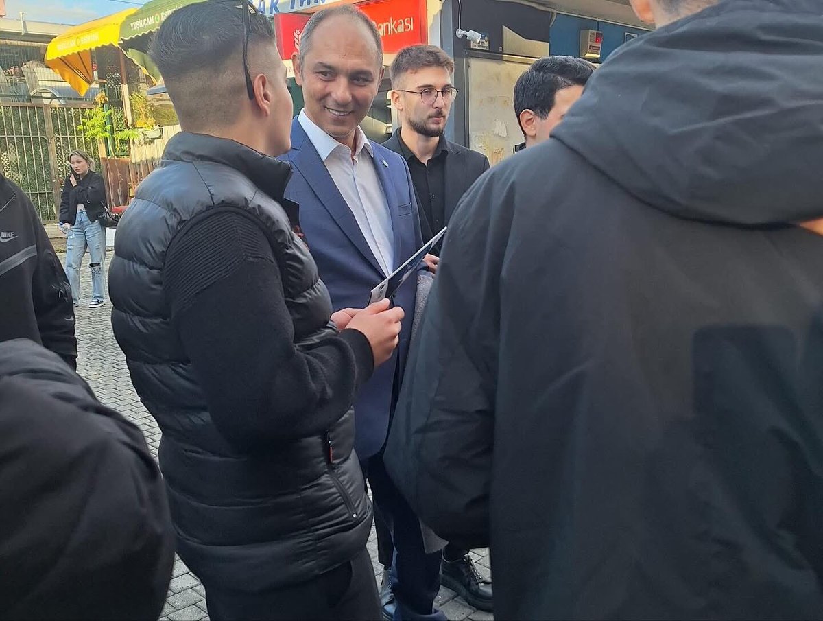 temur5860's tweet photo. Bazı Resimler Gururun Ötesindedir… 
Ve Bazı Başkanların Pelerini Yoktur Ama Kahraman Denir…

@A_HakanAgaoglu https://t.co/ErZ3PgRuxt