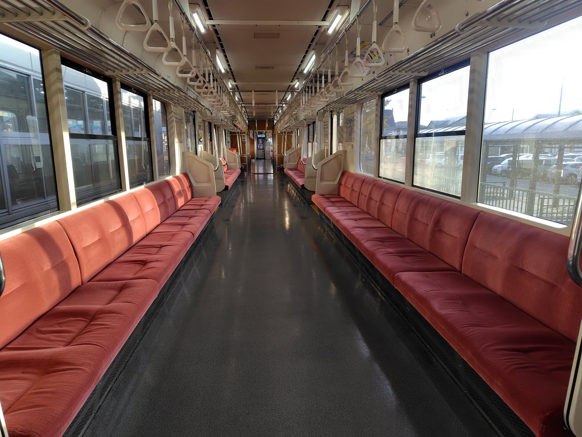 east_japan's tweet image. 朝の山形線、↓の6両編成が満員で身動きとれないくらい混むんですよ…