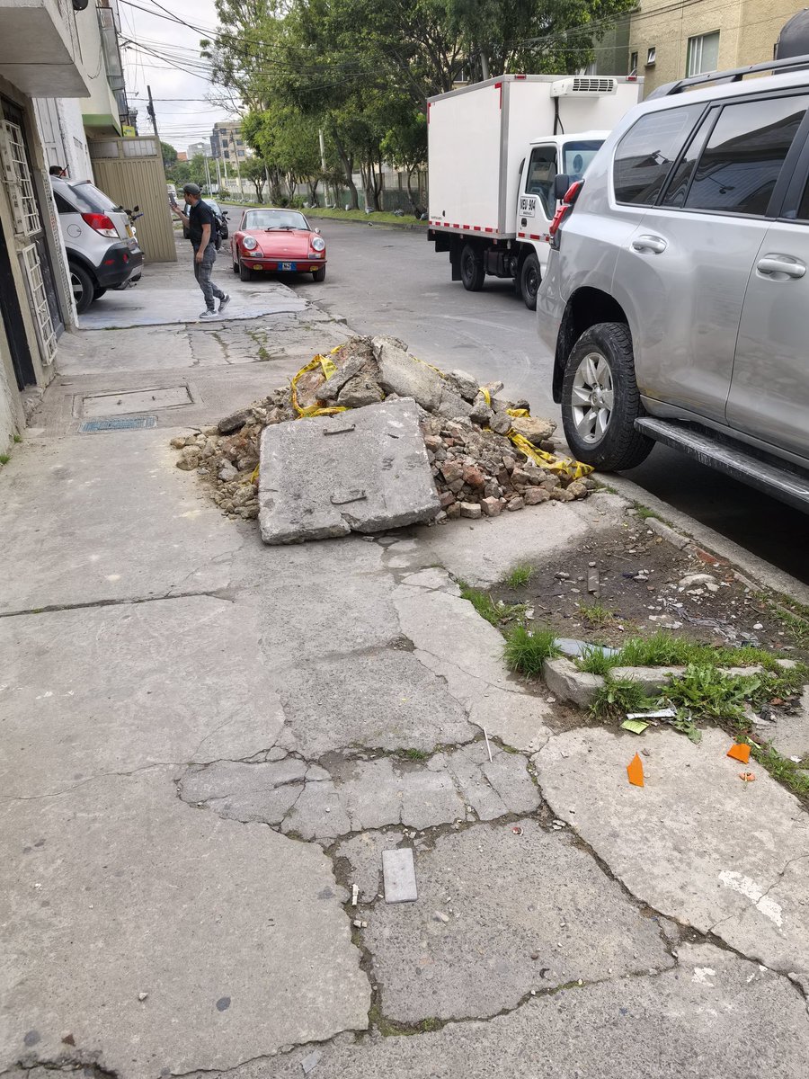 CESARAUGUSTOSU3's tweet image. Srs @AcueductoBogota @Bogota, Ustedes realizaron una obra de instalación en la casa de mis Vecinos la semana pasada, Ellos dicen que dentro de lo que cancelan esta la remoción de los escombros qué Ustedes dejaron, para cuando mi anden, mi frente va a quedar limpio?