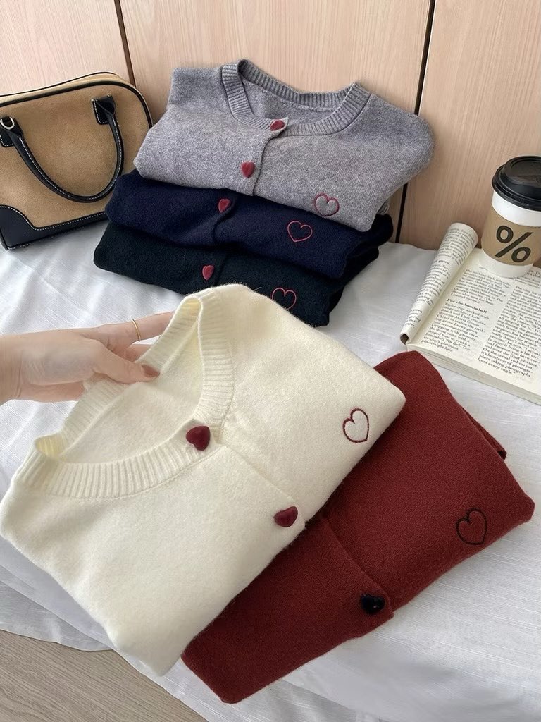 #ของมันต้องมี  🧥🥶 ต้อนรับลมหนาว เสื้อ￼คลุมสเวตเตอร์ผู้หญิง กระดุมหัวใจน่ารักๆ รีบไปตำด่วนก่อนหมด!! ราคา 2 ใบแดงมีทอน ส่งฟรีด้วย   ✨
.
🎯พิกัดเสื้อ : s.shopee.co.th/8AOjJwcmWv

#เสื้อแขนยาว #เสื้อกันหนาวผู้หญิง #เสื้อคาดิแกน #เสื้อไหมพรม
 #MissGrandChonburixTleFirstOne