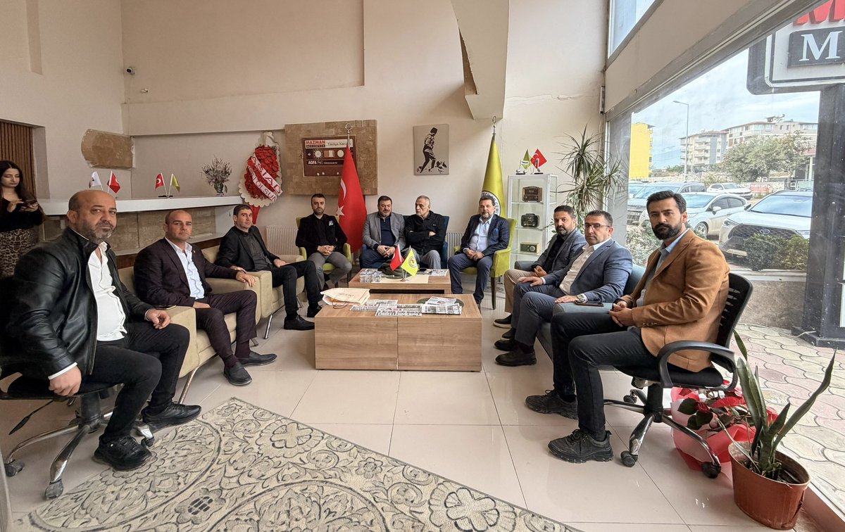 hatay_tso's tweet photo. Hatay Ticaret ve Sanayi Odası Yönetim Kurulu Başkanımız @HikmetCincin, Meclis Başkanımız @s_eskiocak, Yönetim Kurulu Başkan Yardımcımız @avserdarsahut, Genel Sekreterimiz @avalimullaoglu ve Genel Sekreter Yardımcımız @halitimrek, Hatay Gazeteciler Cemiyeti’ni ziyaret ederek HGC Başkanı @NihatMazmanoglu ve yönetim kurulu üyeleriyle kent ekonomisine dair değerlendirmelerde bulundular.

Ziyarette, yeni dönemine başlayan HGC Başkanı Nihat Mazmanoğlu’na görevinde başarılar diledik. Ayrıca Yönetim Kurulu Başkanımız, deprem sonrası toparlanma sürecinde mücbir sebep halinin uzatılmasının Hatay için hayati önem taşıdığını vurguladı.