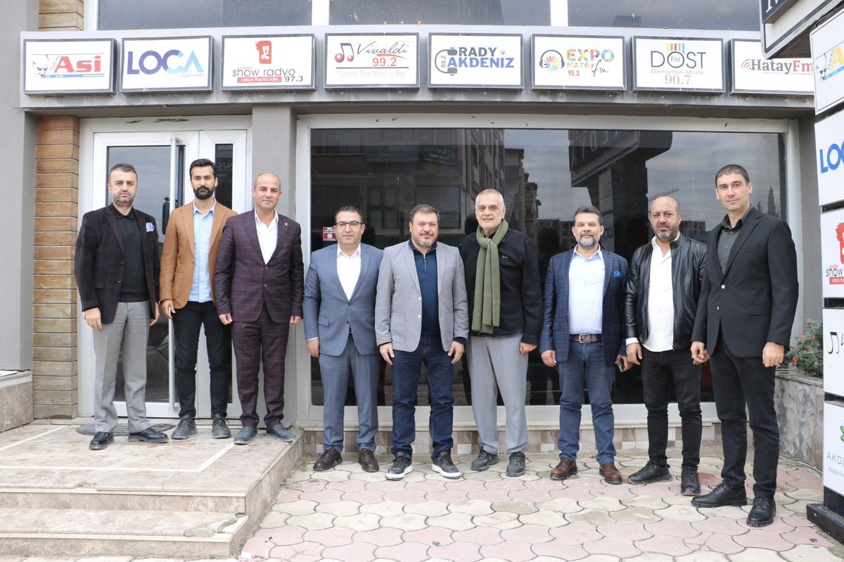hatay_tso's tweet photo. Hatay Ticaret ve Sanayi Odası Yönetim Kurulu Başkanımız @HikmetCincin, Meclis Başkanımız @s_eskiocak, Yönetim Kurulu Başkan Yardımcımız @avserdarsahut, Genel Sekreterimiz @avalimullaoglu ve Genel Sekreter Yardımcımız @halitimrek, Hatay Gazeteciler Cemiyeti’ni ziyaret ederek HGC Başkanı @NihatMazmanoglu ve yönetim kurulu üyeleriyle kent ekonomisine dair değerlendirmelerde bulundular.

Ziyarette, yeni dönemine başlayan HGC Başkanı Nihat Mazmanoğlu’na görevinde başarılar diledik. Ayrıca Yönetim Kurulu Başkanımız, deprem sonrası toparlanma sürecinde mücbir sebep halinin uzatılmasının Hatay için hayati önem taşıdığını vurguladı.