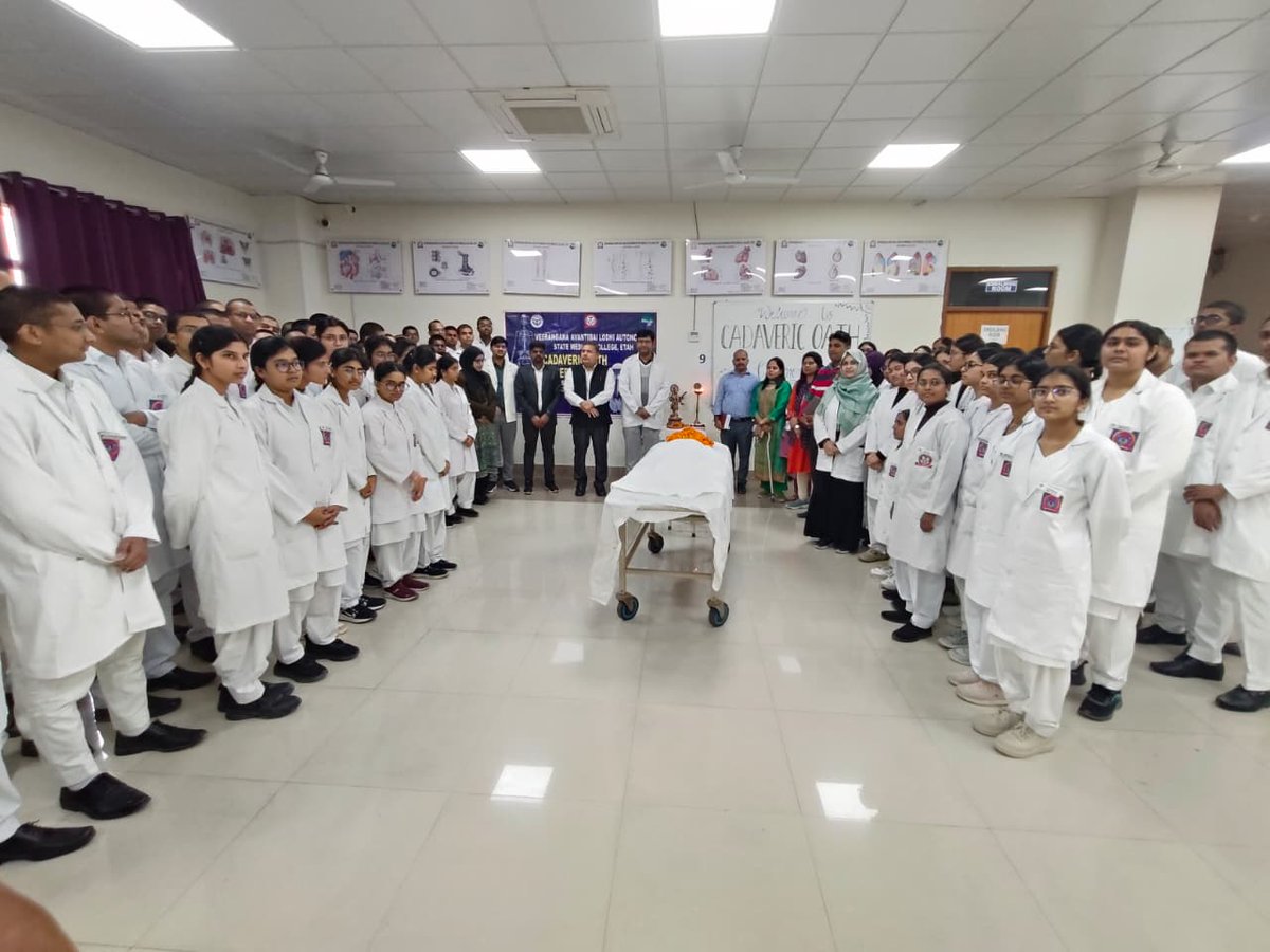 asmcetah's tweet photo. MEUP के VALASMC  एटा के शरीर रचना विभाग में प्रधानाचार्य डॉक्टर बलवीर सिंह के मार्गदर्शन में
 *शव शरीर शपथ (cadaver Oath) समारोह का आयोजन किया गया
* MBBS बैच 2025 के छात्रो को  शव के प्रति श्रद्धा, कृतज्ञता, सम्मान और गरिमा के साथ व्यवहार करने का संकल्प दिलाया
@MeUPGovt  #dgmeup https://t.co/BM84hwfJHu