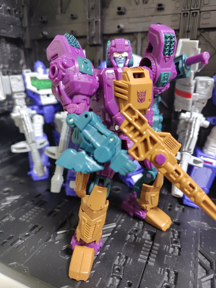 君は…触り心地が古いな
新規頭部は小顔というか前面パーツが小さめで他のタイタンマスターとはまた違った印象を受ける