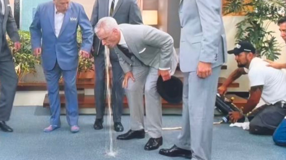 consequence's tweet image. HBO’s 4K Mad Men transfer is uncovering hidden goofs, including a crew member caught manning a puke machine → cons.lv/vy4rKY