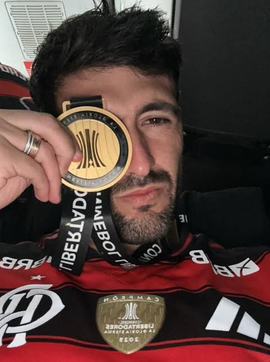 crfcomentt's tweet photo. ⚠️ Todos os dias novidades e curiosidades sobre os jogadores do Flamengo até o Mundial de Clubes.

Primeiro é sobre o nosso faixa, Arraxca: 
⚽️ Arrascaeta dispõe o recorde de ser o estrangeiro com mais títulos  na história do Flamengo ❤️🖤
Ídolo sagrado 

#Flamengo #futebol