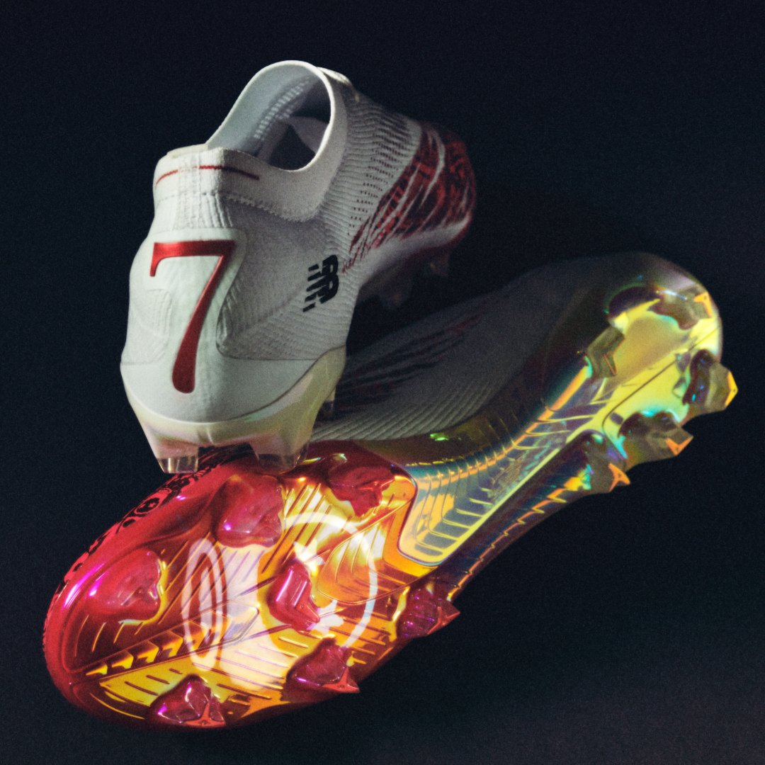 🔗 brnw.ch/21wY0HT

Ein neuer Look für den Star von Arsenal. Der New Balance Furon V8 Elite x Saka wurde komplett von Bukayo selbst entworfen. Jetzt bei Pro:Direct Soccer erhältlich.