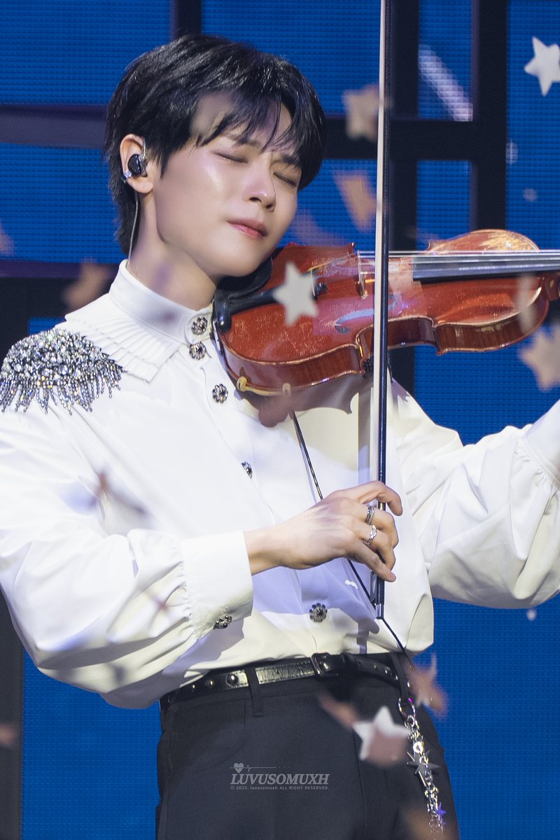 luvusomuxh's tweet image. 251130 LUCID LINE #신예찬     

눈 부시게 빛나는 지금의 너를 보여줘✨ 

#예찬 #YECHAN #루시 #LUCY