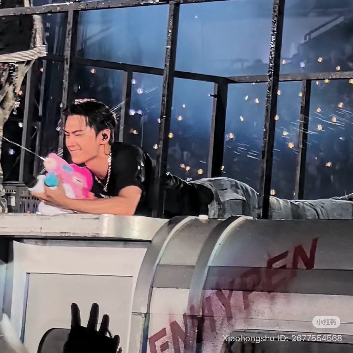 jayfluenc's tweet image. seeing him having the time of his life on stage 😫🥺🤏🏻