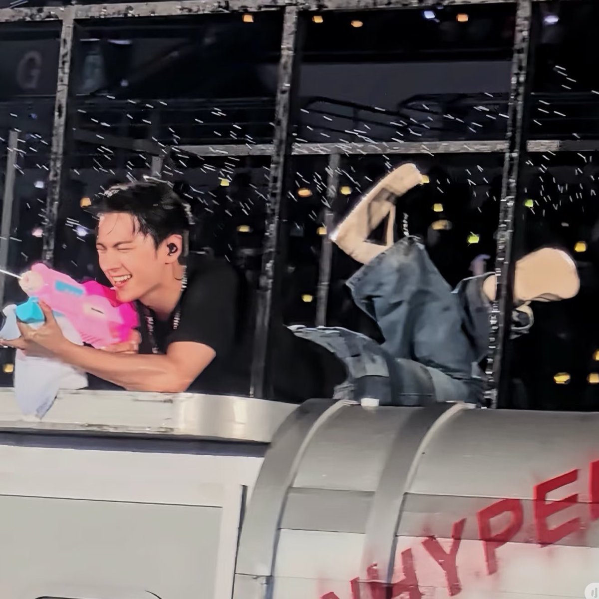 jayfluenc's tweet image. seeing him having the time of his life on stage 😫🥺🤏🏻