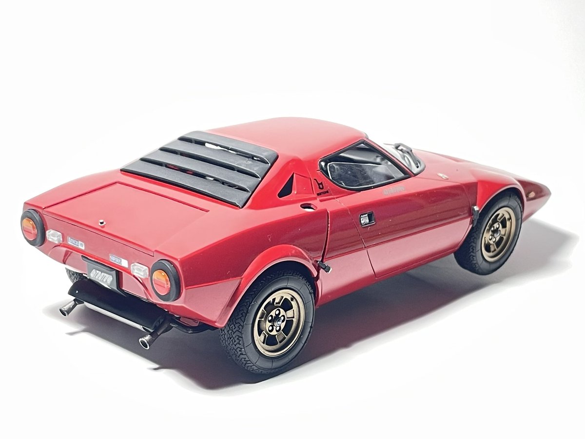 barrigtonia's tweet image. ハセガワ　1/24ランチアストラトスHFストラダーレ　完成しました！

エンジンルームはだいぶ満足いく出来になりました。
フロントのダクト部分も3dプリントに置き換えたんですがいい感じになりました。

去年のガンディーニのタグですが、遅くなってすいません💦
 #2mgandini