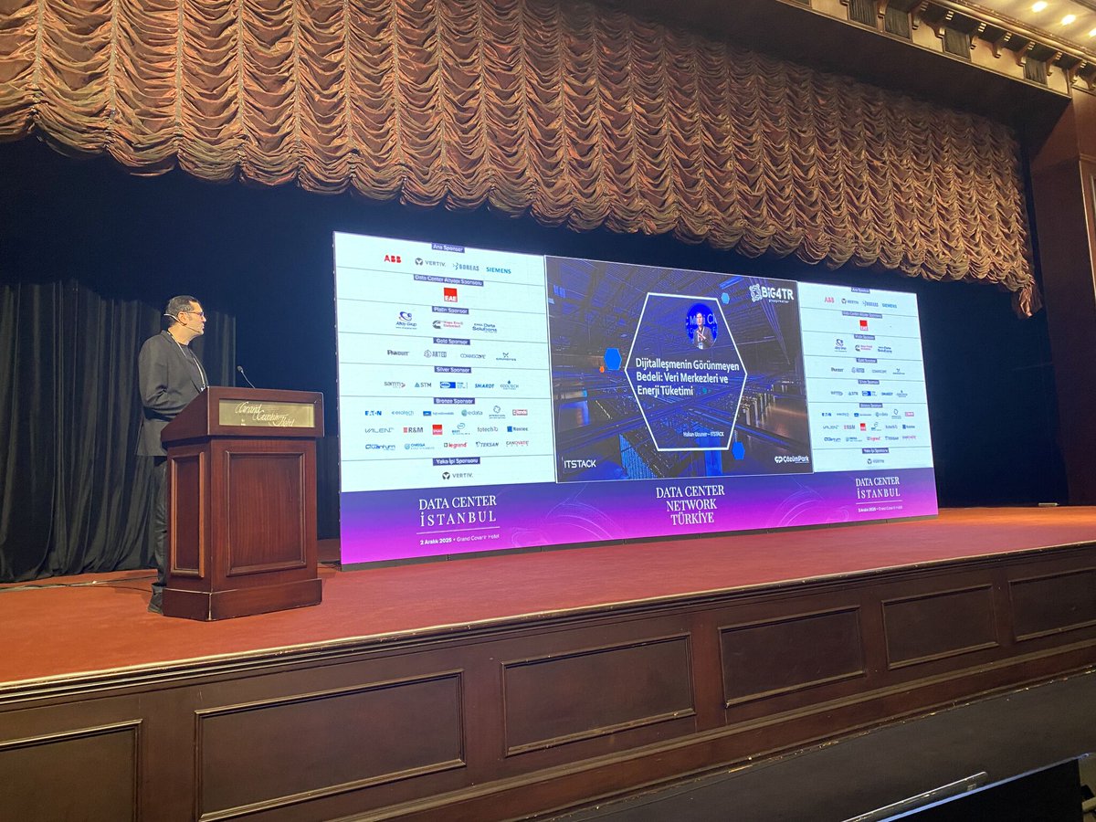 itstacktr's tweet image. Bugün Data Center Network Türkiye’nin düzenlediği “Data Center İstanbul” etkinliğinde, kurucumuz Hakan Uzuner “Dijitalleşmenin Görünmeyen Bedeli: Veri Merkezleri ve Enerji Tüketimi” başlıklı sunumuyla sahnedeydi.