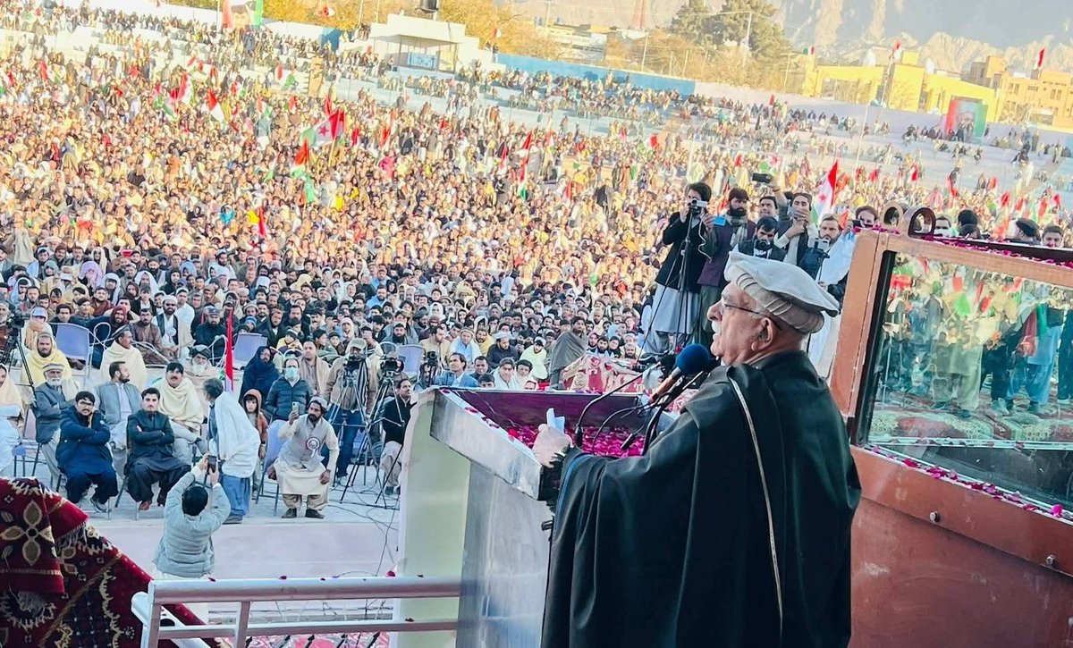 خیبر پختونخواہ میں گورنر راج لگانے کی باتیں ہورہی ہے۔ تم گورنر راج لگاؤ گے تو ہم گلی کوچوں میں عوامی راج لگائیں گے۔