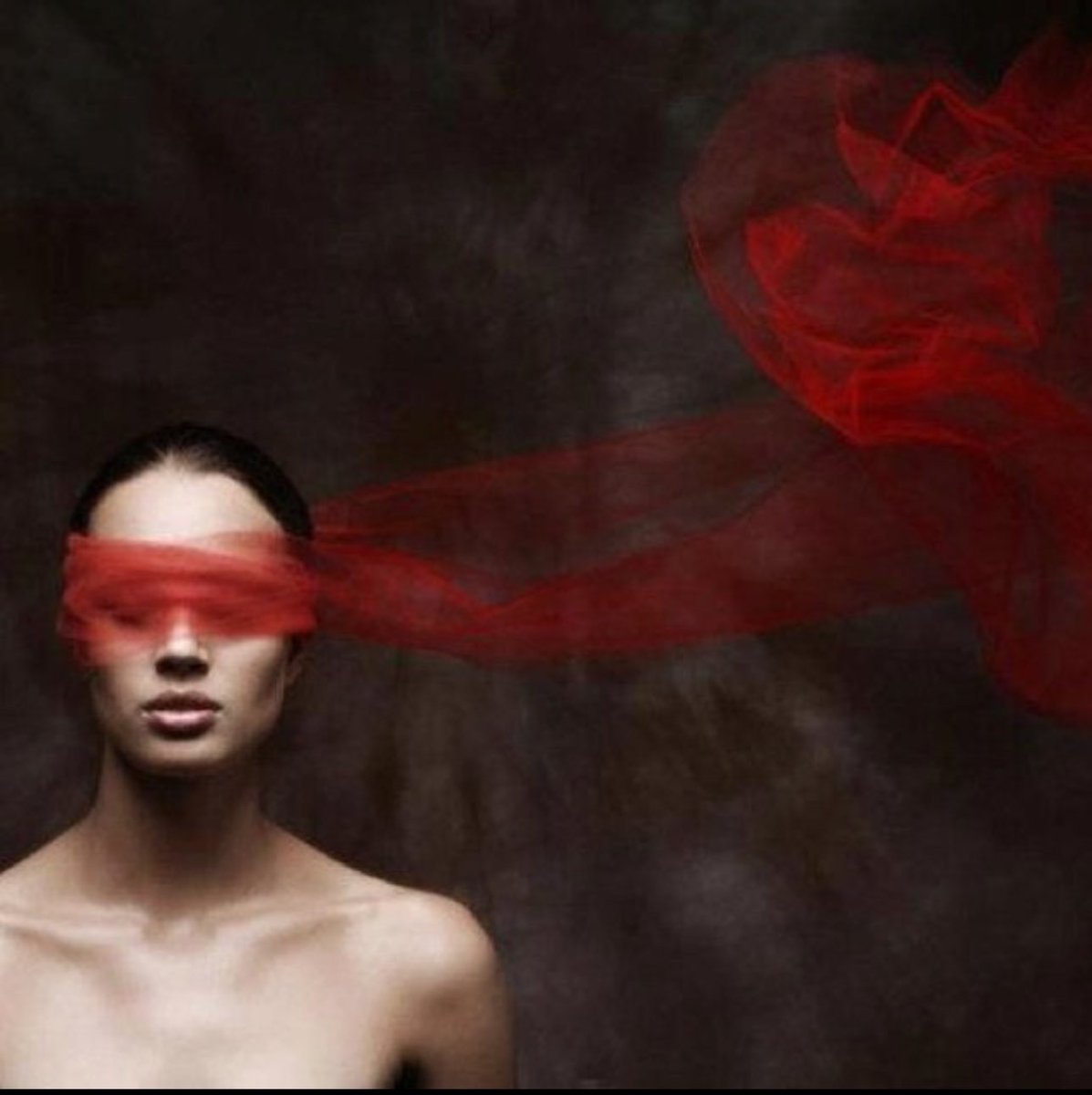 Nev_Eser's tweet image. *
ateşten örülmüş uzun alevlerdir sevgilim, dolaşır yeryüzünü, sarar beni. ama sardıklarını değil, görmesini bilenleri sürükler ardından..
#franzkafka