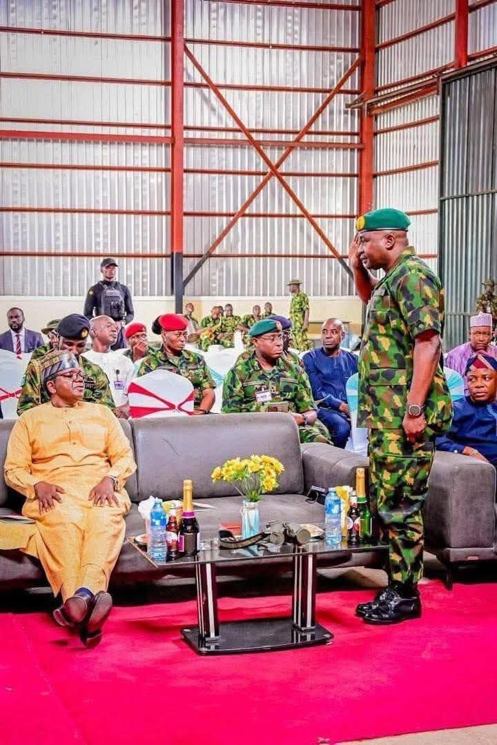 This illustrates the unpredictable nature of life and the importance of maintaining humility at all times.🤝👏