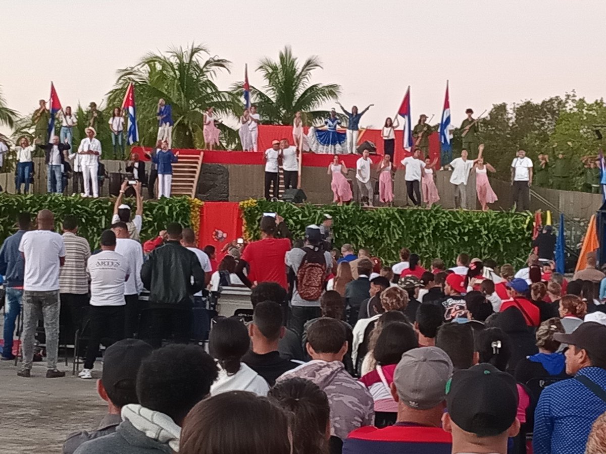 Talena_06's tweet photo. Los estudiantes de la Facultad de Ciencias Médicas de Manzanillo una vez más dando el paso al frente, esta vez en la conmemoración del 69 aniversario del desembarco del Yate Granma, un hito en la historia de la Revolución Cubana.
#FEU_FCMM
#69ANIVERSARIO https://t.co/uvDwJW0g3z