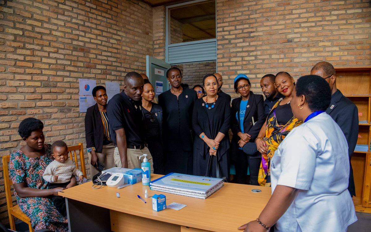 UNAIDSRwanda's tweet photo. This #WorldAIDSDay2025 at the Kinyinya Health Center, we celebrated Rwanda’s resilience and leadership in the HIV response. 

Communities continue to drive progress, innovation, and impact. Together, we remain committed to #endingAIDS by 2030! https://t.co/OngbO3DVlu