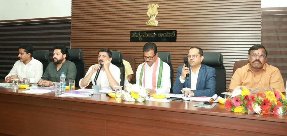 byrathi_suresh's tweet image. ಇಂದು ಬಳ್ಳಾರಿ ಜಿಲ್ಲೆಯ ಜಿಲ್ಲಾಧಿಕಾರಿಗಳ ಕಚೇರಿಯಲ್ಲಿ ನಗರಾಭಿವೃದ್ಧಿ ಕಾರ್ಯಗಳ ಪ್ರಗತಿ ಪರಿಶೀಲನೆ ಸಭೆ ನಡೆಸಲಾಯಿತು.

Chaired a review meeting at the Ballari DC Office to assess the progress of various urban development works.

#UrbanDevelopment #Ballari #ByrathiSuresh