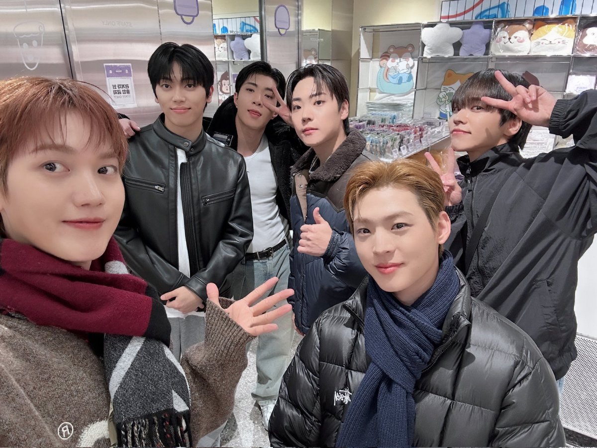 onkkomiz's tweet image. ONF x ONKKOMIZ POP-UP STORE
⭐️ ONKKOMIZ DREAM HOUSE 🌙💭

📸 온앤오프가 다녀간 온꼬미즈 드림 하우스,
곳곳에 퓨즈를 위한 메시지가 가득 남겨져 있어요.

이제 곧 꿈을 깨야할 시간...
12월 3일 마지막날, 
온꼬미즈의 꿈으로 꼭 놀러오세요 💫

🗓️ 2025. 11. 27 - 12. 03
📍 영등포 타임스퀘어…