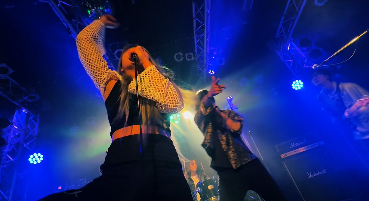 music_moeaso's tweet photo. 2025.12.2 代々木labo
『20万秒ライブ後夜祭』にてA labo club.
日付近いタイミングで出ると知り、行ってきちゃった🤭見たいが強すぎた‼︎
力強い歌声と演奏、そして何よりMCが飲酒してる🤣面白くて楽しい時間‼︎
お酒を片手に持たないとって思うよね🍺
20万秒そして後夜祭お疲れ様！
また見たい✨ https://t.co/nuYmEZuS6C
