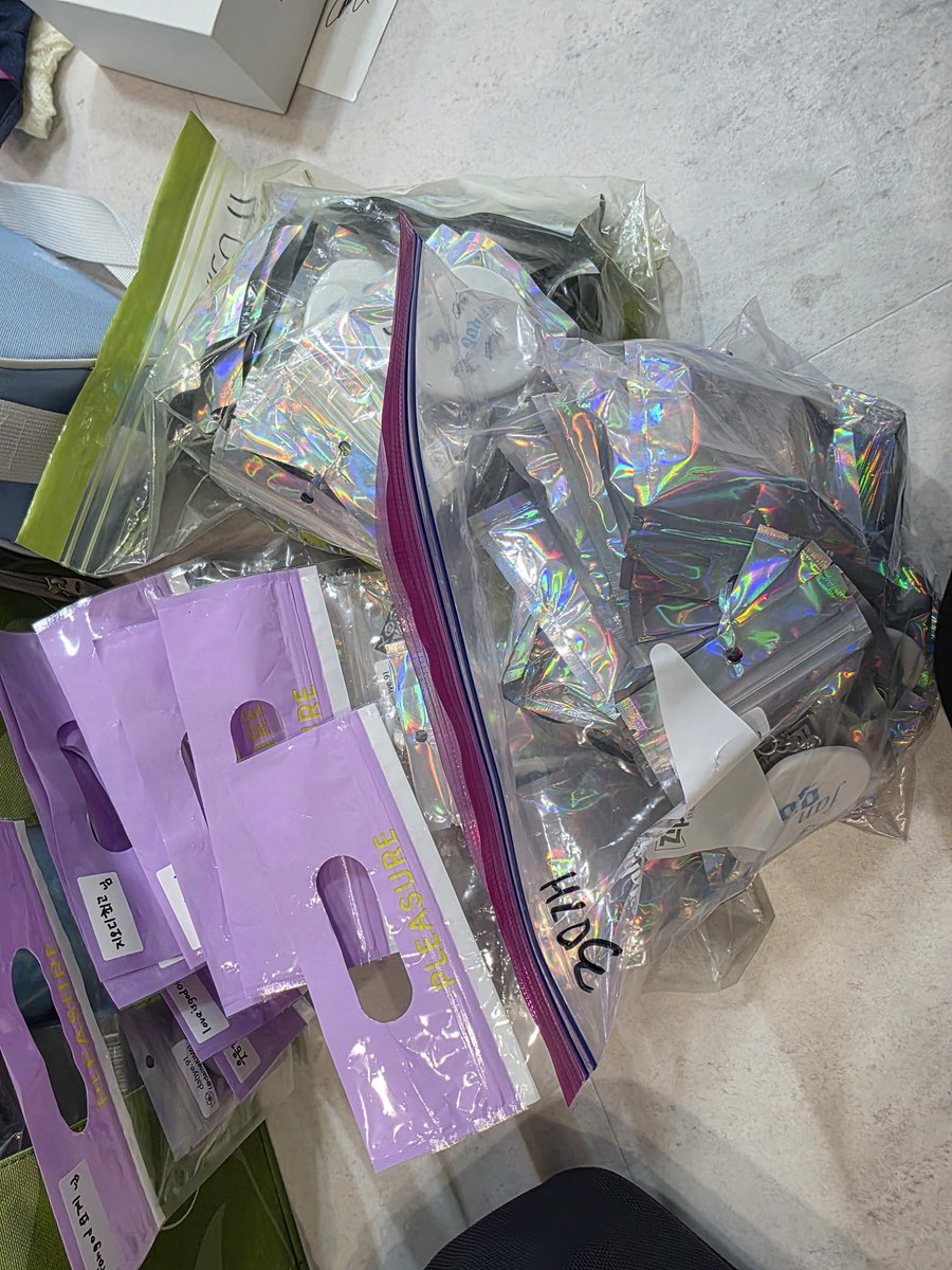 나눔템 우선 80개정도 포장했는데요것만 한짐이네....올해는 캐리어도 못끌고가는데 우산이랑 살려면.....정말 필요한것만 챙겨야지 ^^
🩵나눔신청하신 팬지들 꼭 받아주셔요!! (20개정도 여분더 챙겨가요)
당일에 혹시 남으면 공지할께요