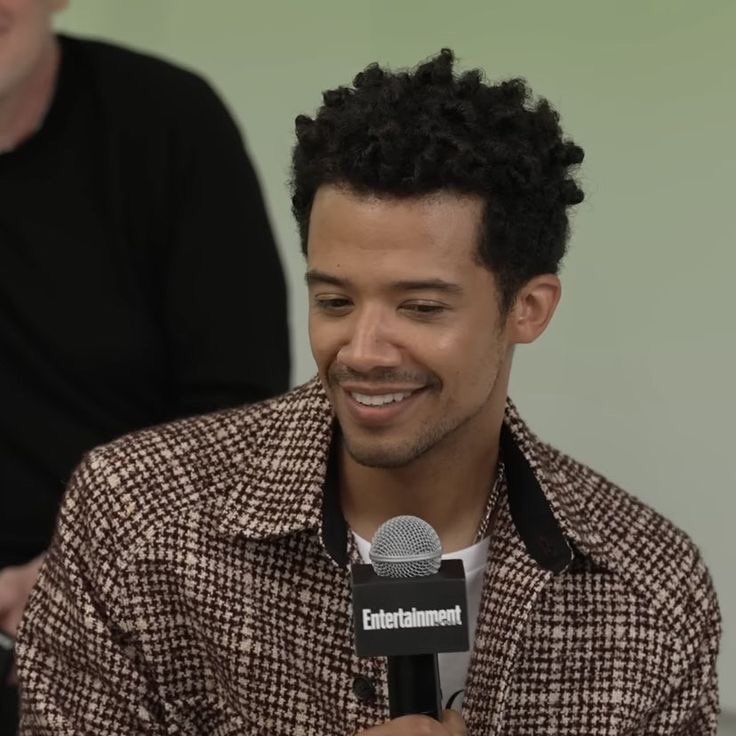 a_small_cretur's tweet image. calling jacob anderson by they/them so imma be ready when he figures it out #nonbinary